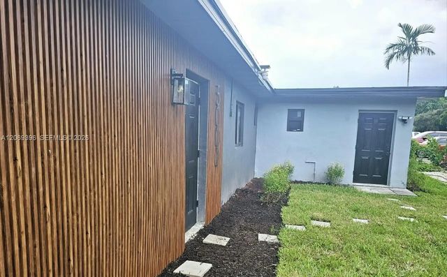 4 of 26 - 5000 Sw 26th Avenue, Dania Beach, FL