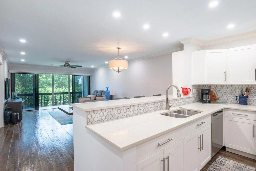 2500 Presidential Way #304, West Palm Beach