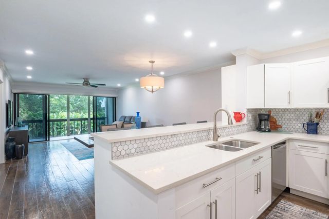 2500 Presidential Way #304, West Palm Beach