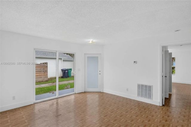 4 of 28 - 941 Sw 7th Place, Florida City, FL