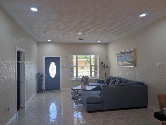 5 of 38 - 560 Nw 184th Terrace, Miami Gardens, FL
