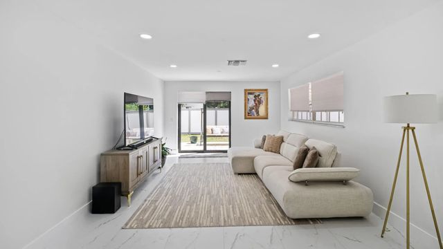 4 of 26 - 625 W 2nd Street, Riviera Beach, FL