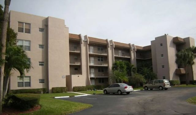 9460 Tangerine Place #207, Davie