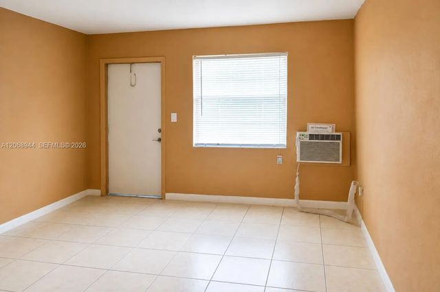 3 of 8 - 119 Nw 3rd Street, Hallandale Beach, FL
