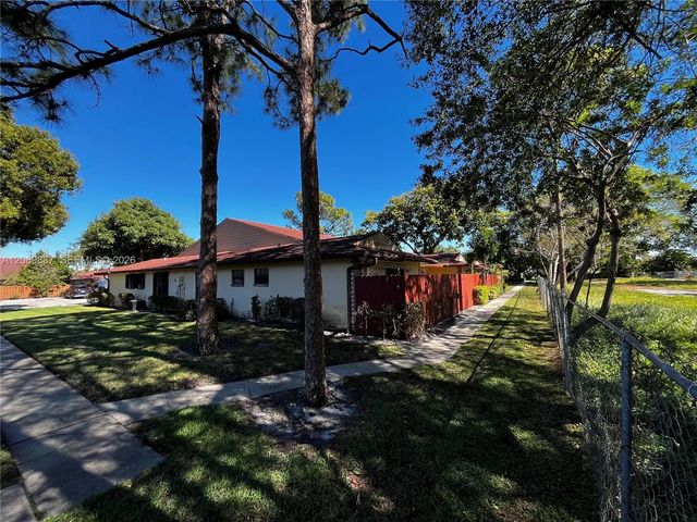 4 of 26 - 4296 Woodstock Drive #a, West Palm Beach, FL