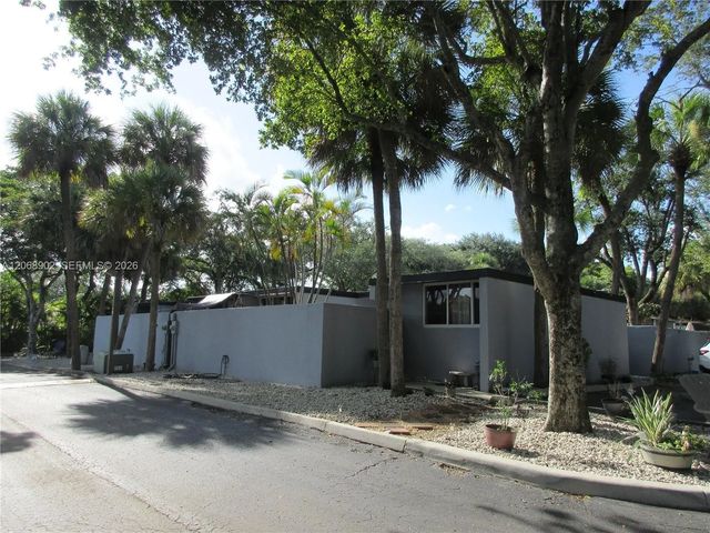 3 of 36 - 16330 Oak Walk, Miami Lakes, FL