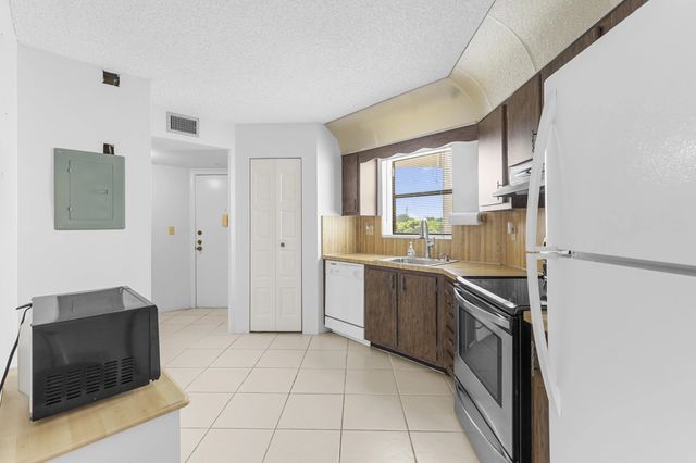 4 of 33 - 6555 W Broward Boulevard #409, Plantation, FL