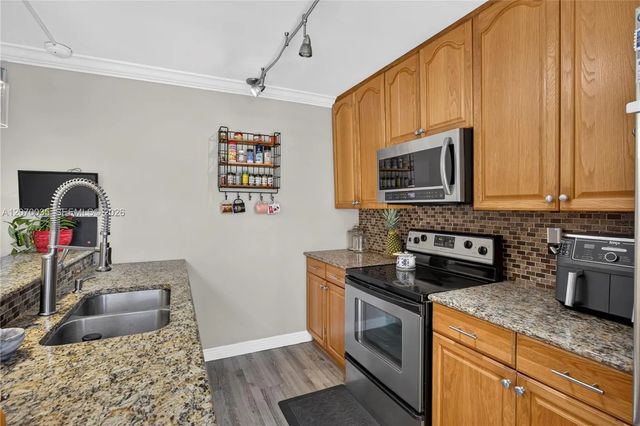 2 of 41 - 953 Springdale Circle, Palm Springs, FL