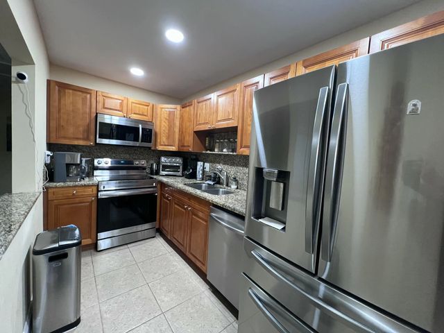 8435 Nw 10th Street #b50, Plantation