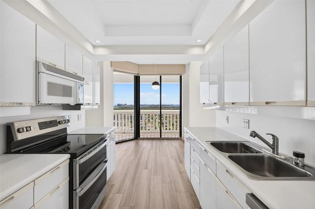2000 Island Boulevard #3008, Aventura