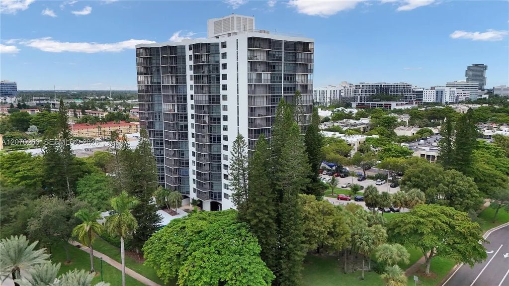 20100 W Country Club Drive #403, Aventura