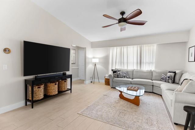 5 of 40 - 471 Se Lancaster Avenue, Port St. Lucie, FL