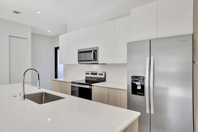 3 of 33 - 4208 Ne 7th Terrace, Oakland Park, FL