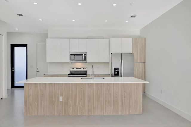 4 of 33 - 4208 Ne 7th Terrace, Oakland Park, FL