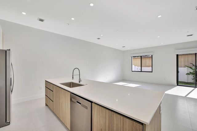 5 of 33 - 4208 Ne 7th Terrace, Oakland Park, FL