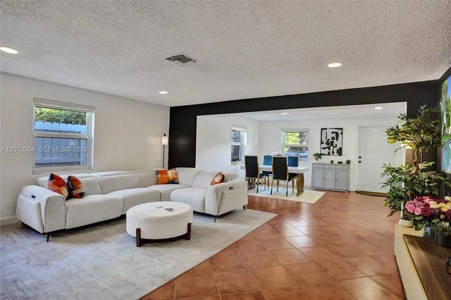 4 of 17 - 1022 Ne 34th Court, Oakland Park, FL