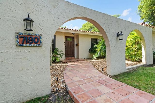 3 of 39 - 7190 Sw 100th Street, Pinecrest, FL