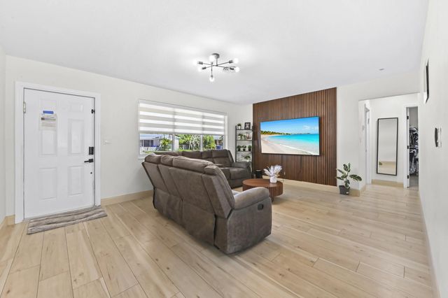 4 of 25 - 1100 N 57th Terrace, Hollywood, FL