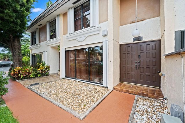 2 of 25 - 16470 Ne 27th Place #35, North Miami Beach, FL