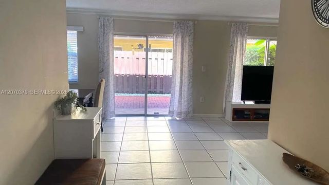 4 of 19 - 223 Sw Maple Terrace, Davie, FL