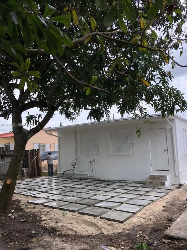 4 of 5 - 2053 Sw 60th Avenue, Miami, FL