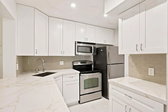 609 Sea Pine Way #f2, Greenacres