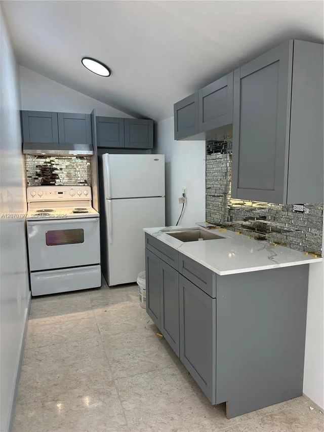4 of 6 - 8111 N 10, Tampa, FL