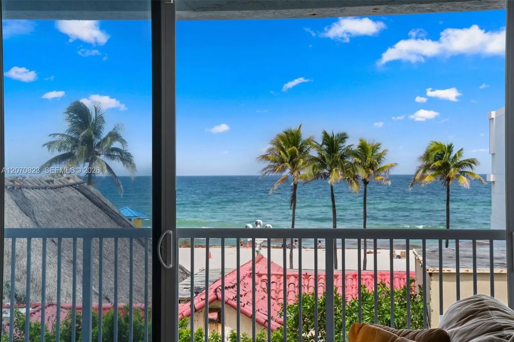 311 N Surf Road, Hollywood