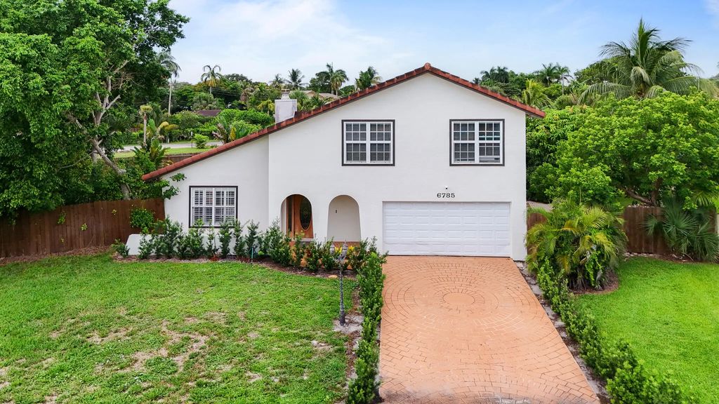 6785 Escondida Drive, Lake Clarke Shores