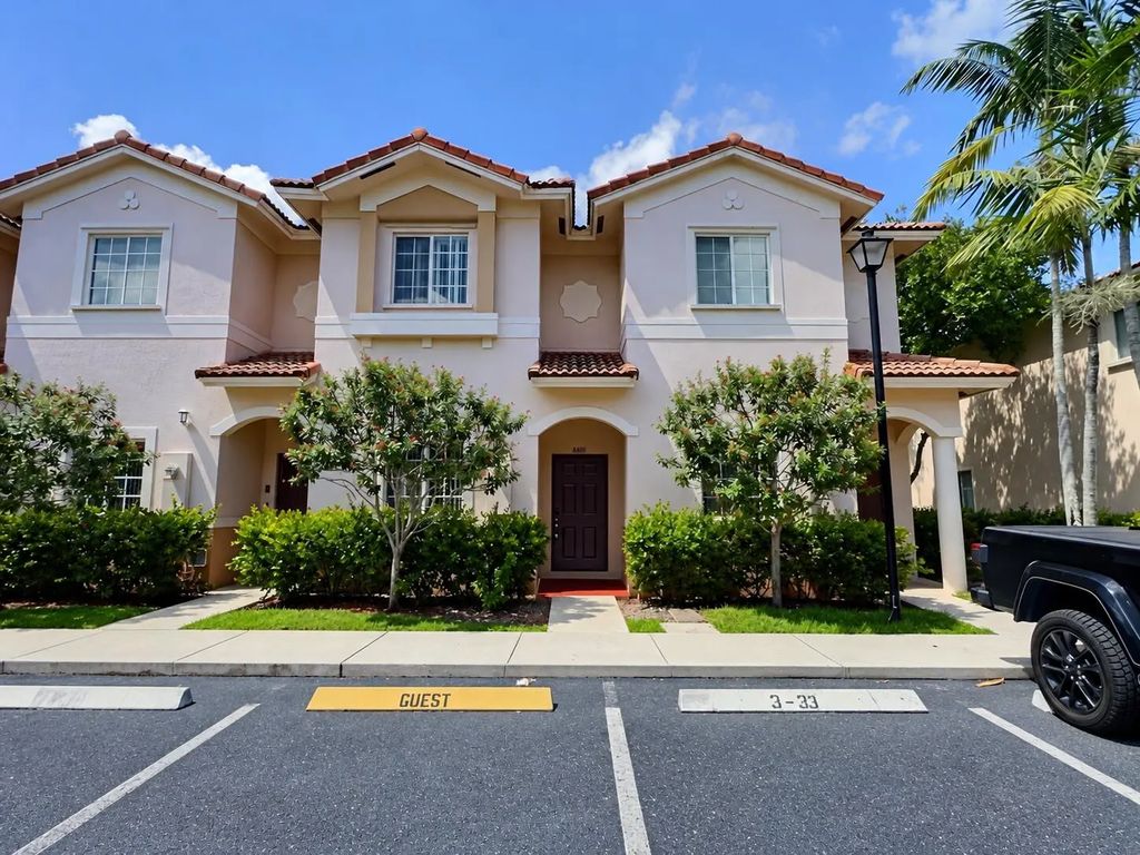 8833 S Isles Circle #8833, Tamarac