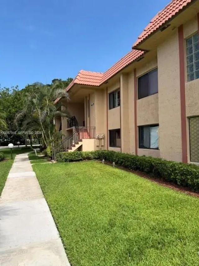 164 Lakeview Drive #204, Weston
