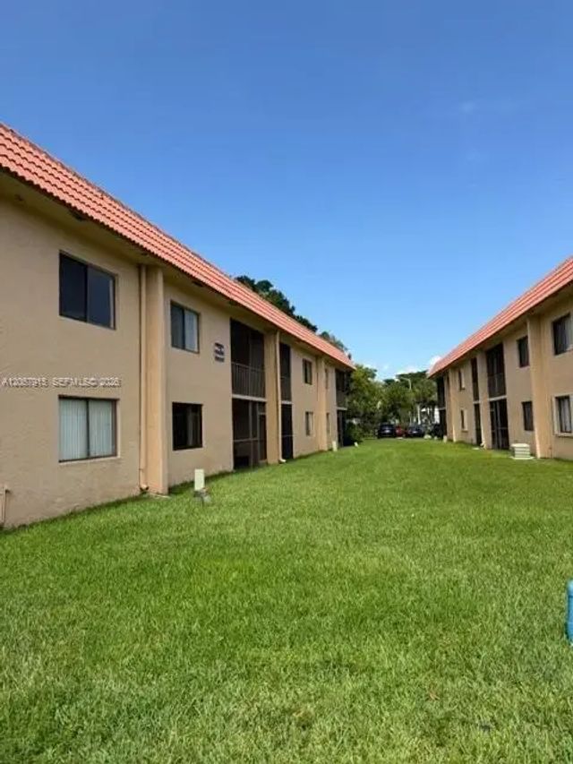 2 of 21 - 164 Lakeview Drive #204, Weston, FL