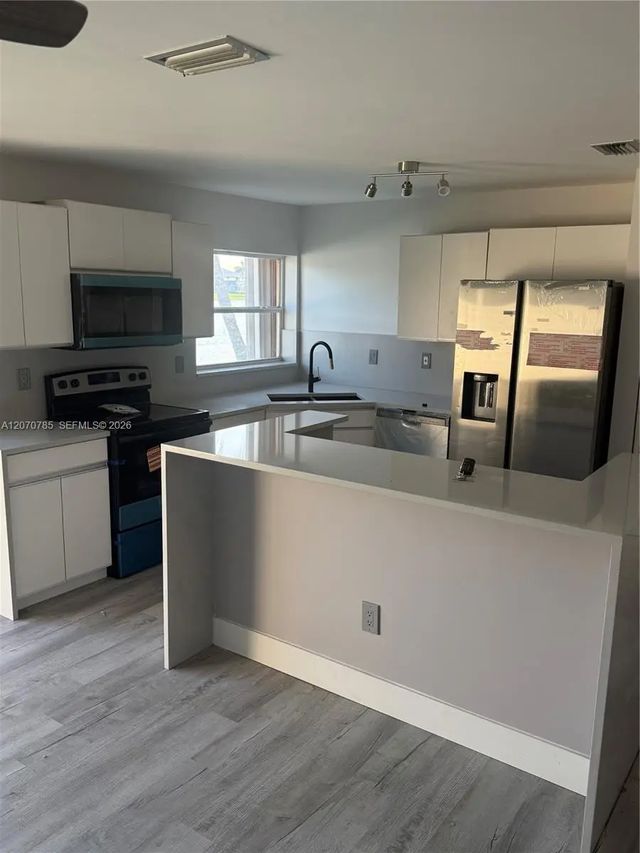 4 of 17 - 13950 Oak Ridge Drive, Davie, FL