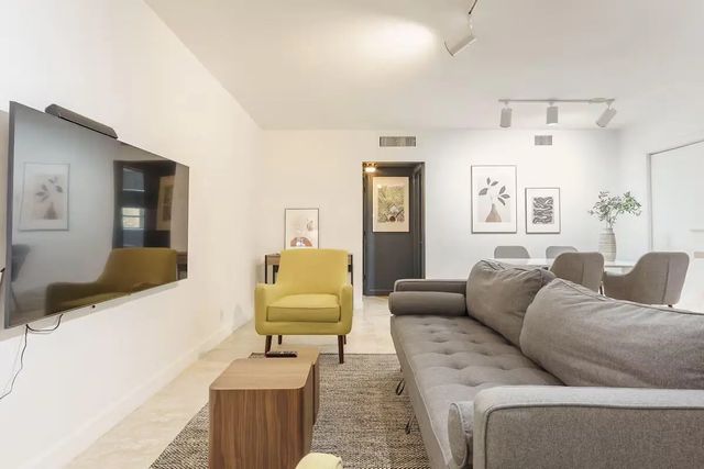 4 of 8 - 2404 Ne 33rd Avenue #4, Fort Lauderdale, FL