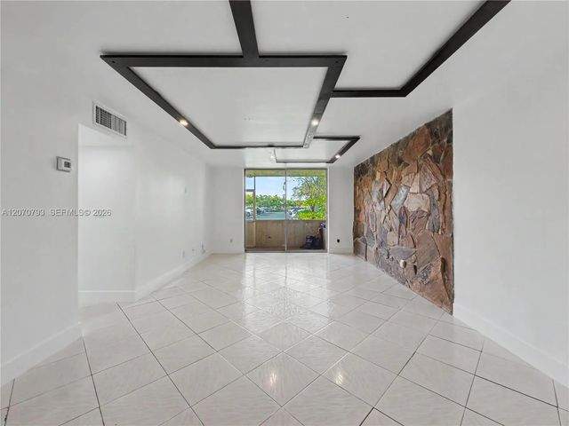 8411 Nw 8th Street #102, Miami