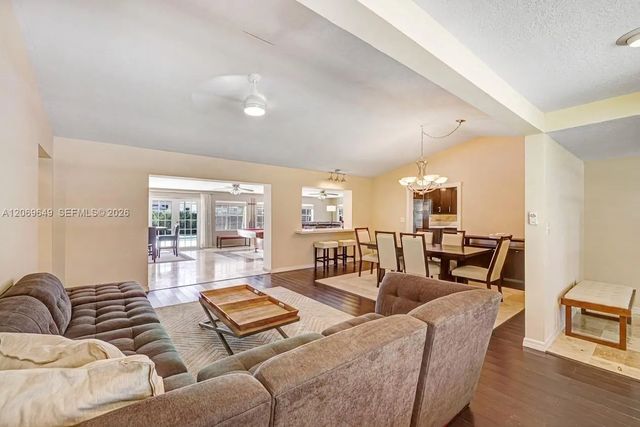 5 of 22 - 940 Ne 117th Street, Biscayne Park, FL