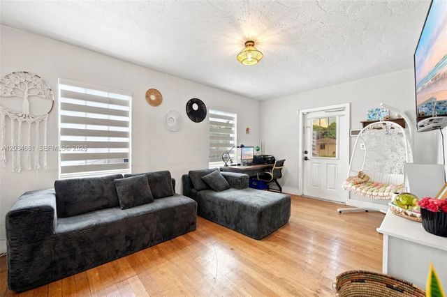 4 of 33 - 240 Carlisle Drive, Miami Springs, FL