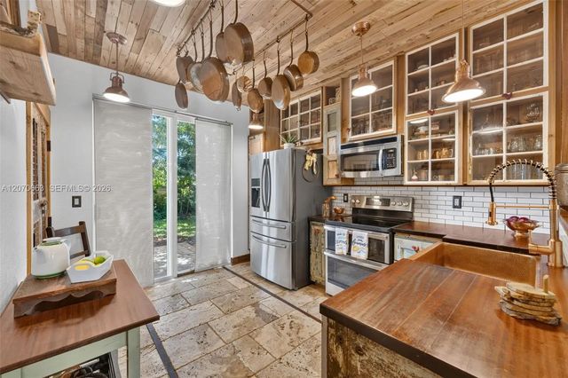 5 of 37 - 3251 Nw 32nd Terrace, Oakland Park, FL