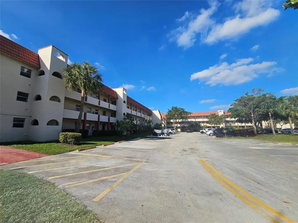 3051 Sunrise Lakes Drive E #203, Sunrise