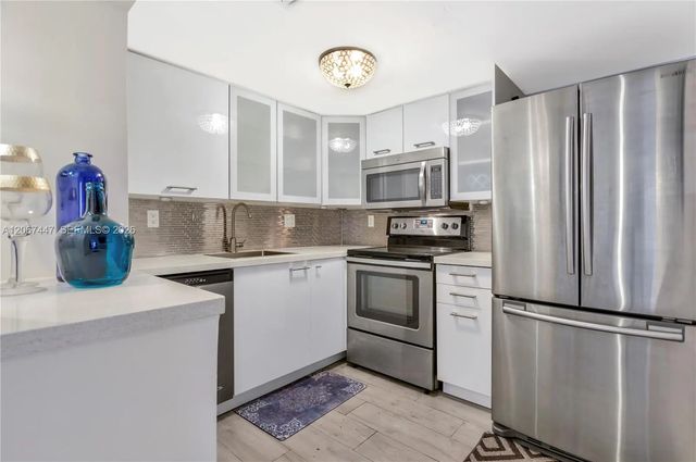 4 of 22 - 2600 Collins Avenue #204, Miami Beach, FL