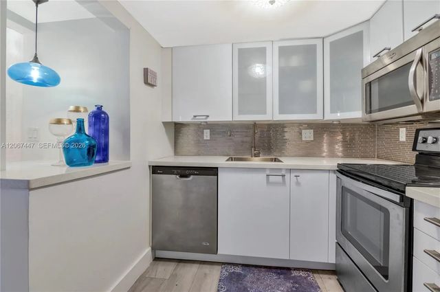 5 of 22 - 2600 Collins Avenue #204, Miami Beach, FL