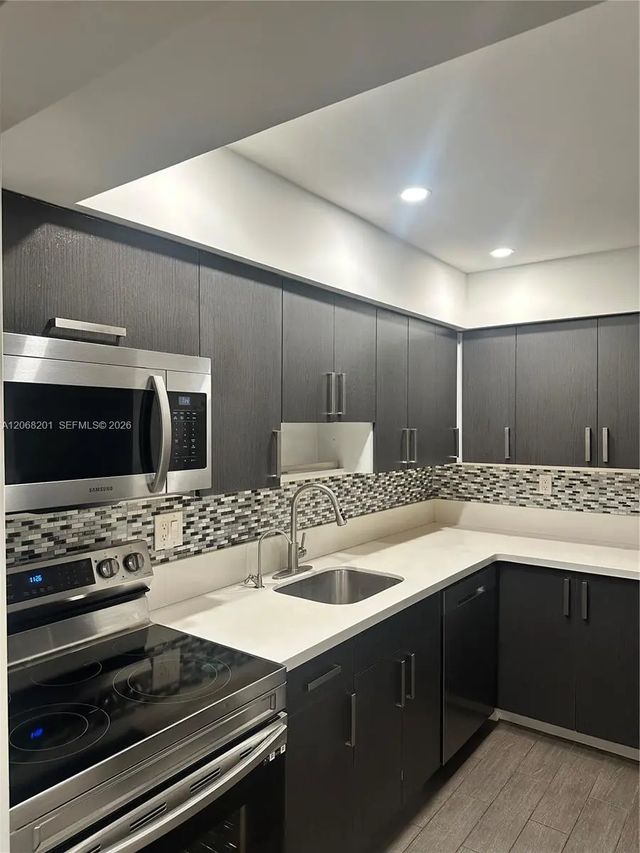 9449 Sw 76th Street #t5, Miami
