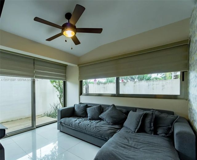 3 of 17 - 301 Calle 1-g, , FL