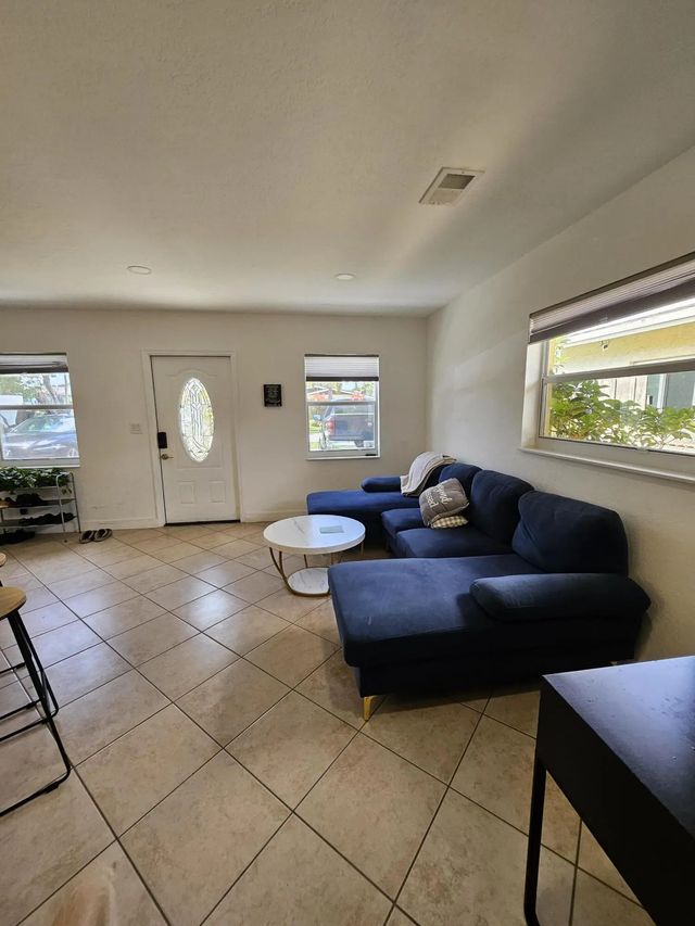 4 of 7 - 2711 Nw 16 Street, Fort Lauderdale, FL