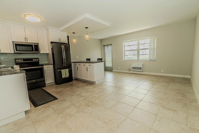 3 of 10 - 401 N J Street #5, Lake Worth Beach, FL