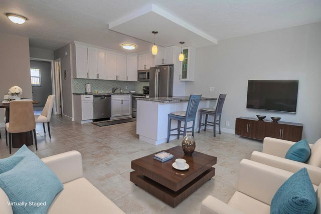 4 of 10 - 401 N J Street #5, Lake Worth Beach, FL