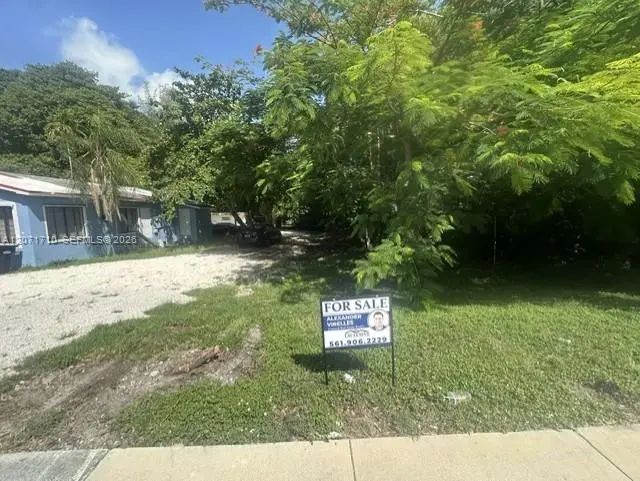 3 of 4 - 12040 W Dixie Highway, North Miami, FL