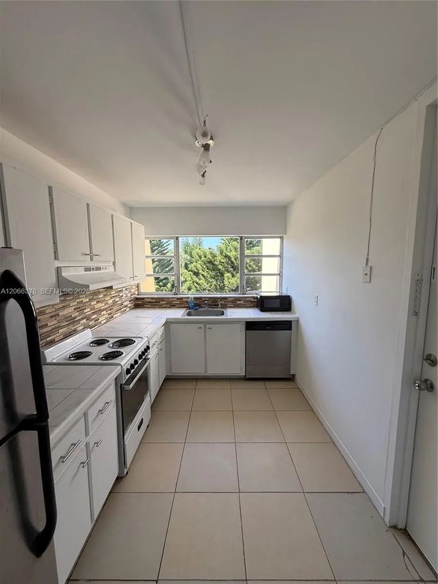 952 Ne 199th Street #4k, Miami
