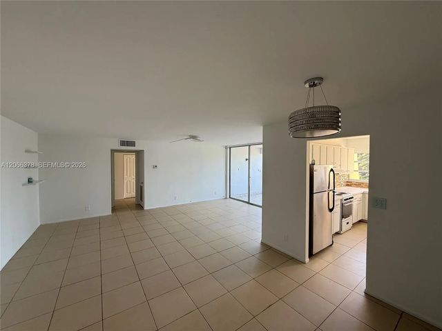 2 of 11 - 952 Ne 199th Street #4k, Miami, FL