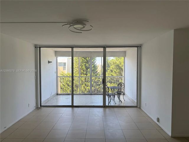 3 of 11 - 952 Ne 199th Street #4k, Miami, FL